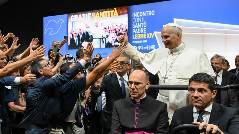 una immagina del papa sulla papamobile
